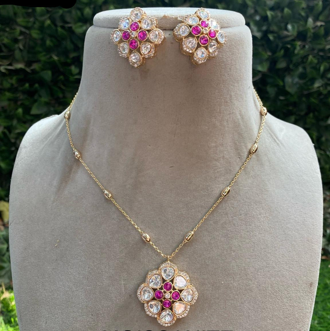 Light Weight Necklace Set